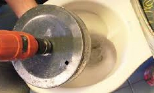 Toilettes qui coule et WC fissuré : les prix de réparation