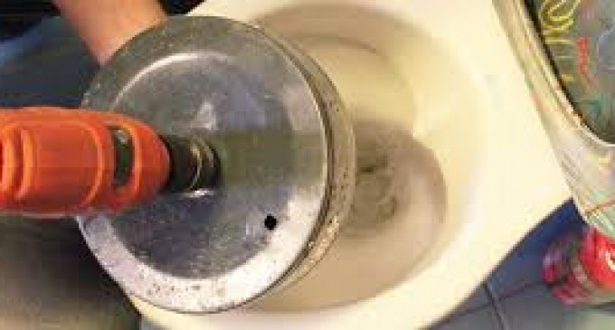 Toilettes qui coule et WC fissuré : les prix de réparation