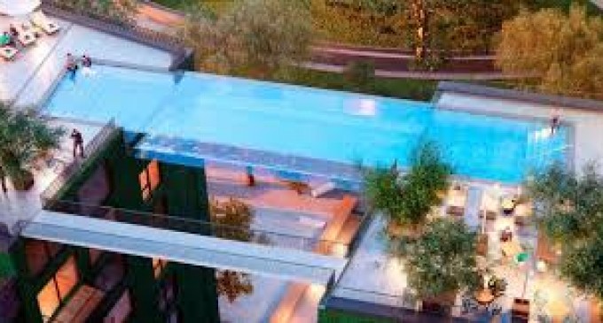 Une piscine en verre effet suspendu, le rêve architecture réalisé