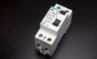 Comment adapter l’interrupteur différentiel au circuit électrique ?